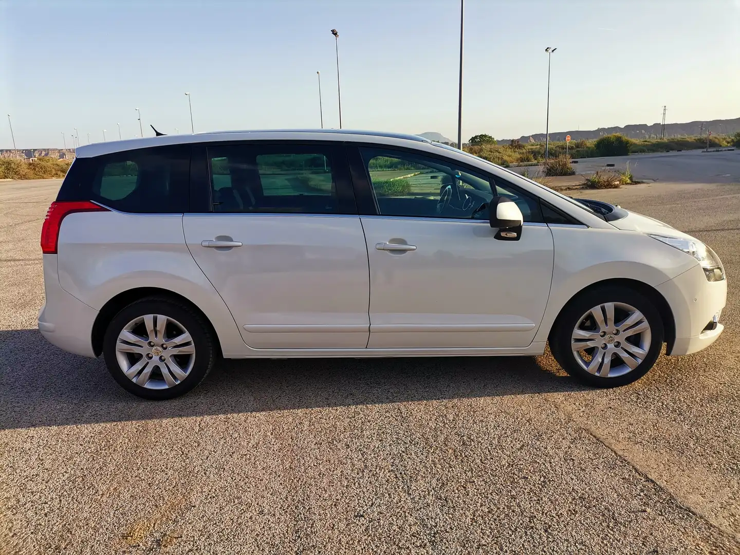 Peugeot 5008 de lado