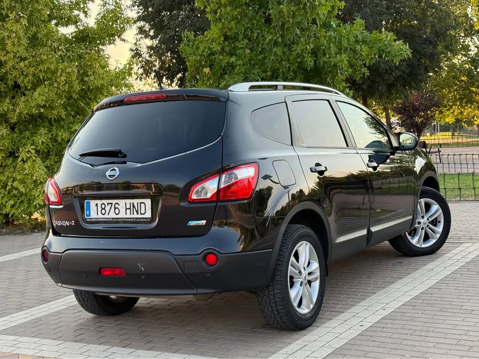 Vista trasera lateral Nissan Qashqai+2 2013