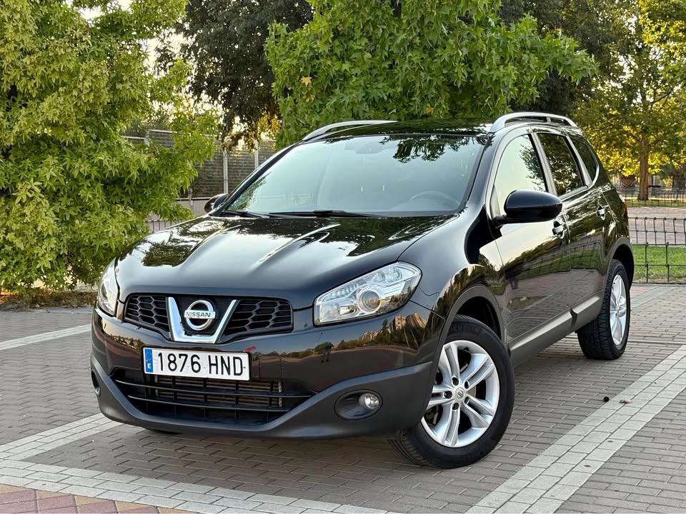 Vista frontal lateral Nissan Qashqai+2 2013