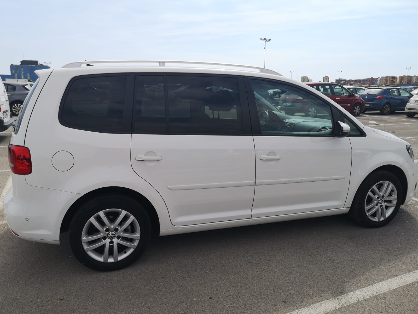 Volkswagen Touran 2013 vista lateral opuesta