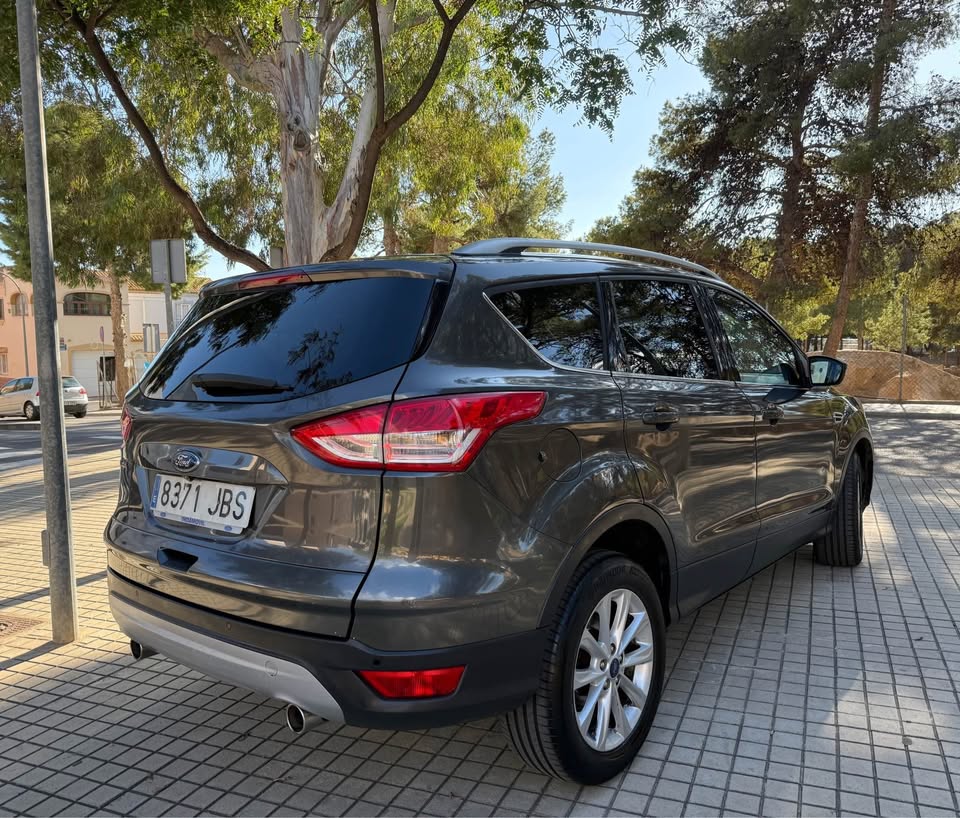 Ford Kuga 2014 vista trasera lateral