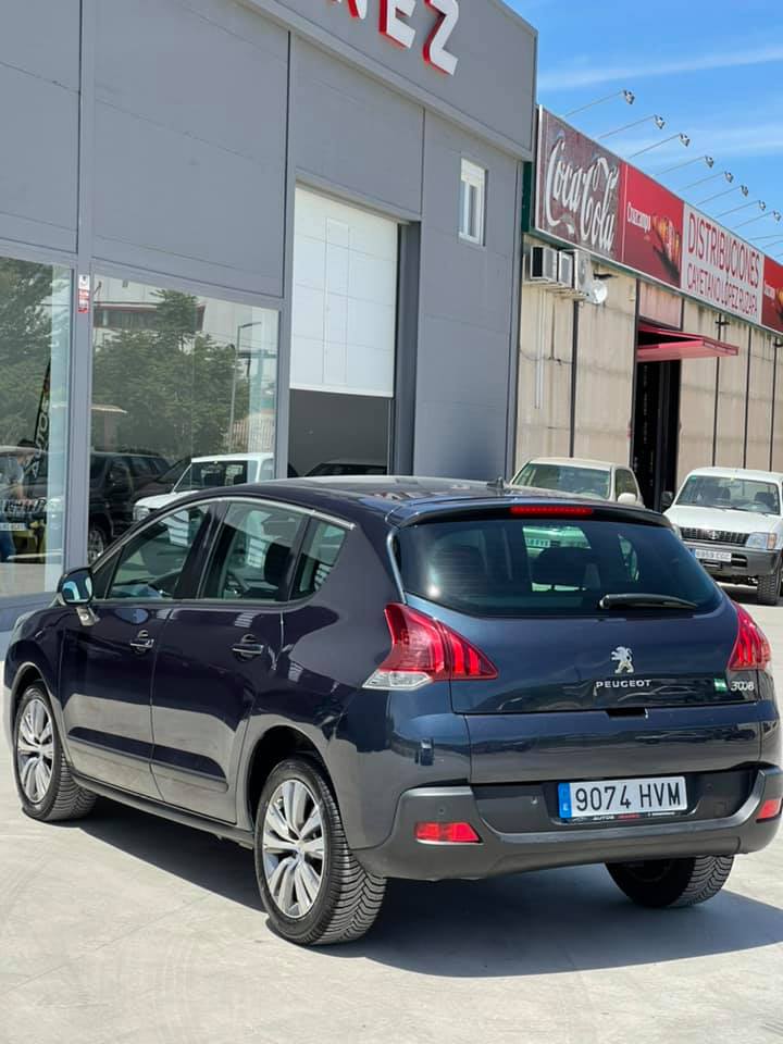 Vista trasera Peugeot 3008 2.0 HDi 2014